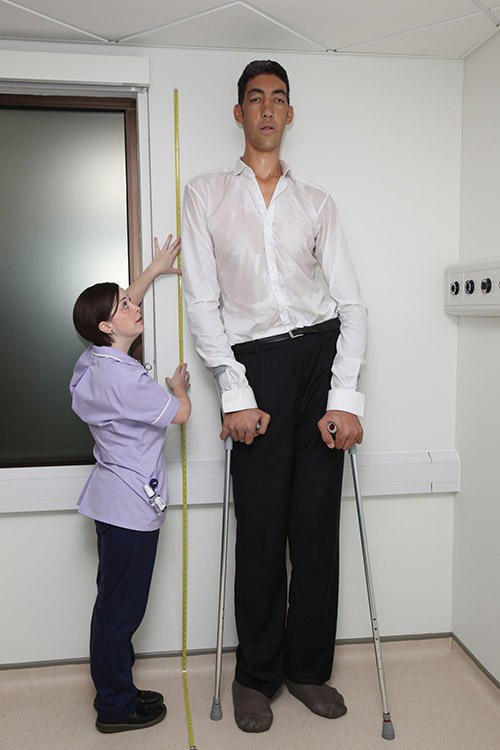 اصحاب اطول العالم رجال رجل صور فريده في قامه من نوعها وامراة ونساء