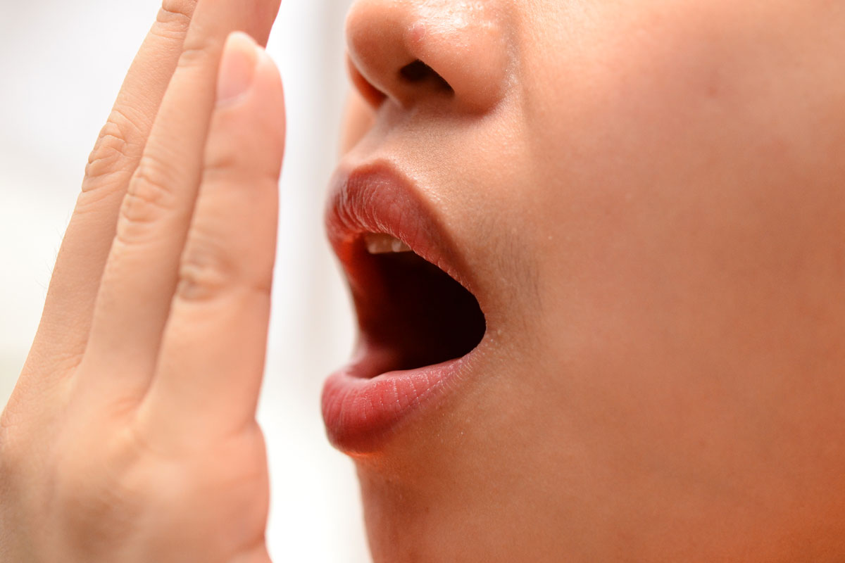 الرائحة الفم القضاء الكريهة المعدة الناتجة بسبب رائحة علاج علي كيفية من