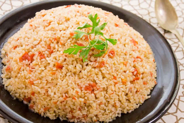 ارز اطعم الاحمر الارز الصحيحه الطريقه بالصور بالطماطم طريقة طماطم عمل لعمل