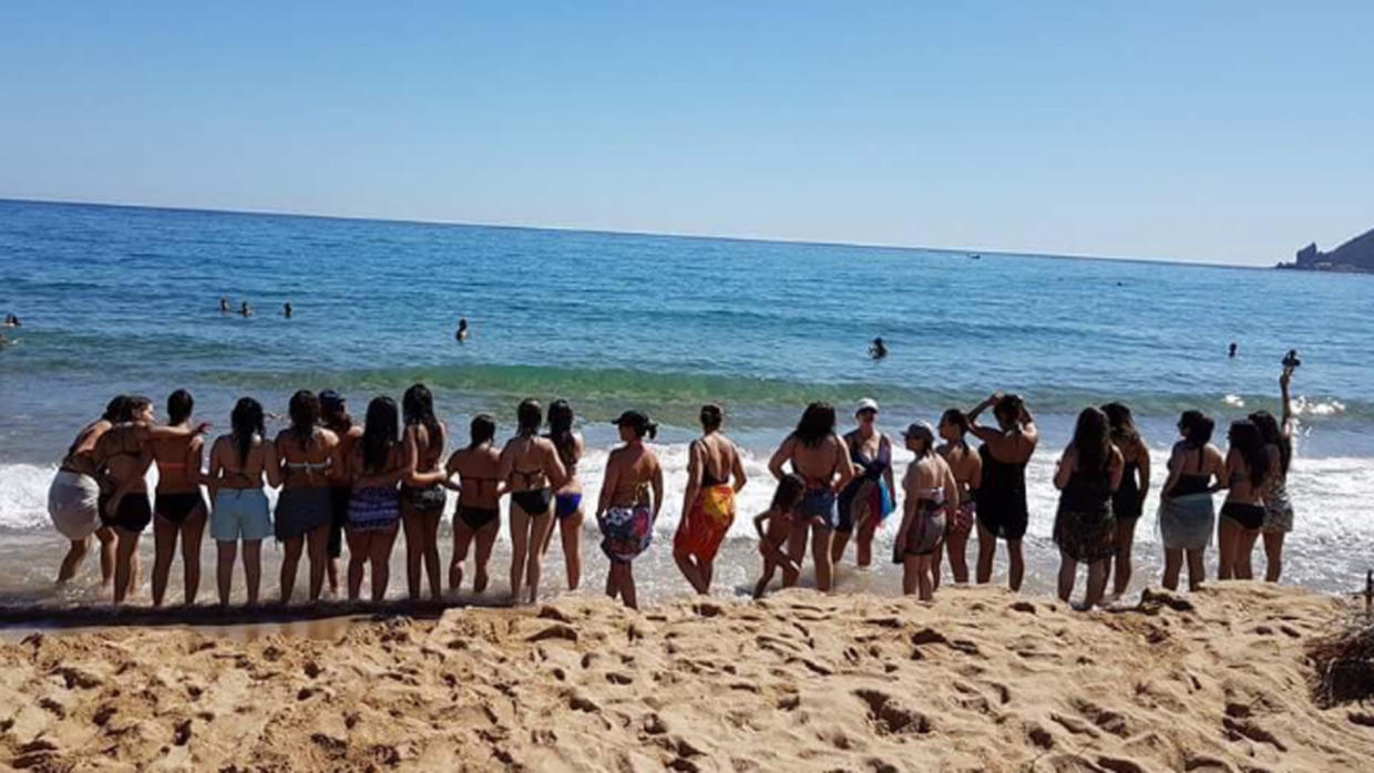 البحر البنات فتيات في للبحر واستعدادتهم