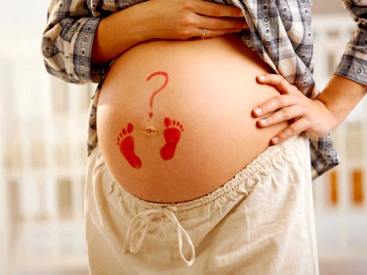 Фотосессия беременных с рисунком на животе