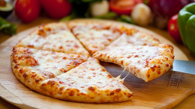 اجمل اطعم البيتزا البيضاء بالجبنة بيتزا تكليها حياتك طريقة عمل في ممكن