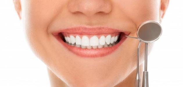 ابيض اسناني الاسنان المنزل تبييض في كيف وصفه