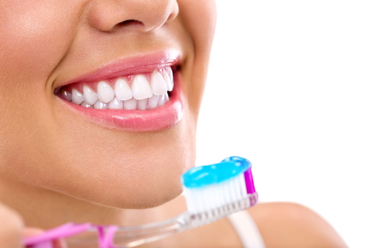 الاسنان الغير الفوائد اهم عن للبشره معجون معروفه